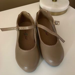Dancing Fair Tan Tap Shoes; Size 9 little kid